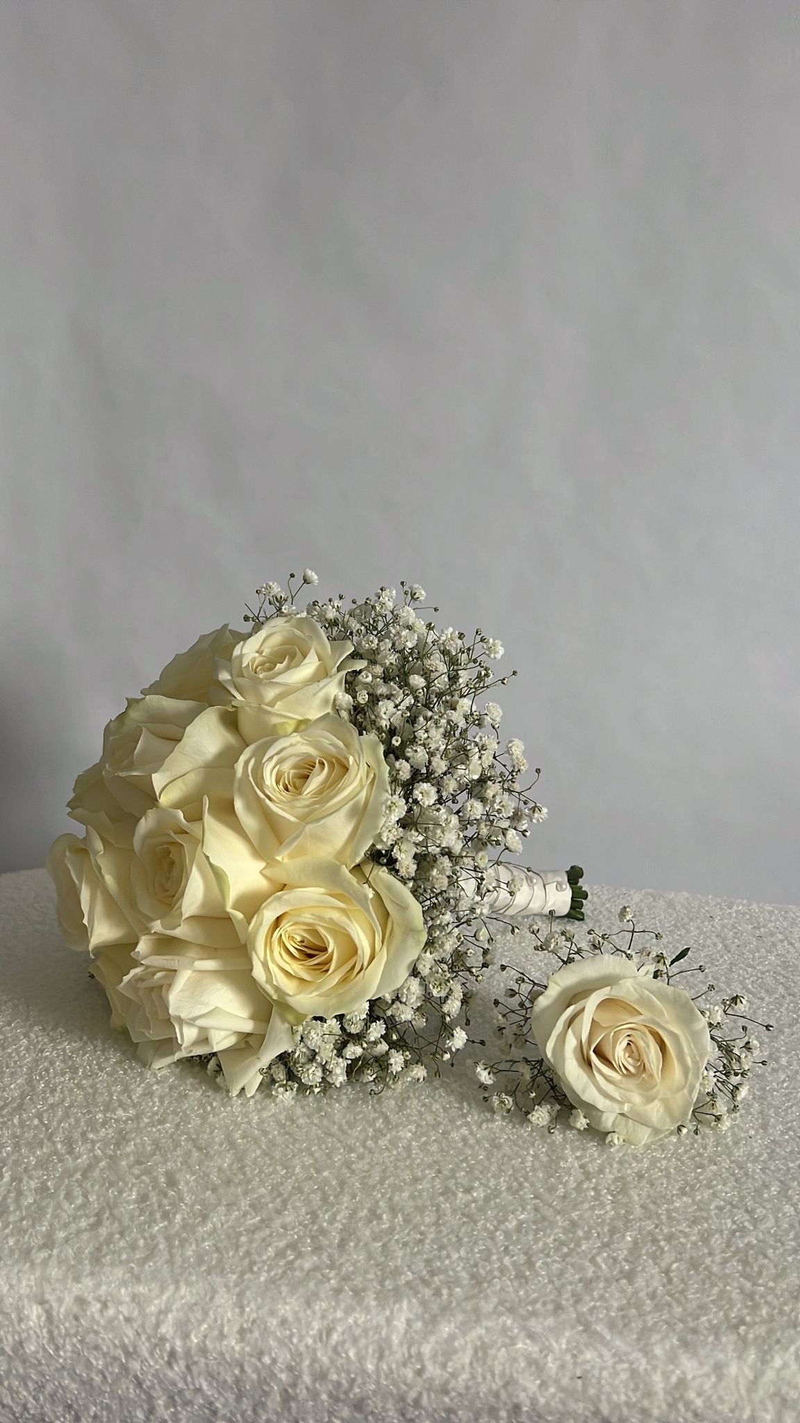 Bride: Bridal bouquet + boutonniere