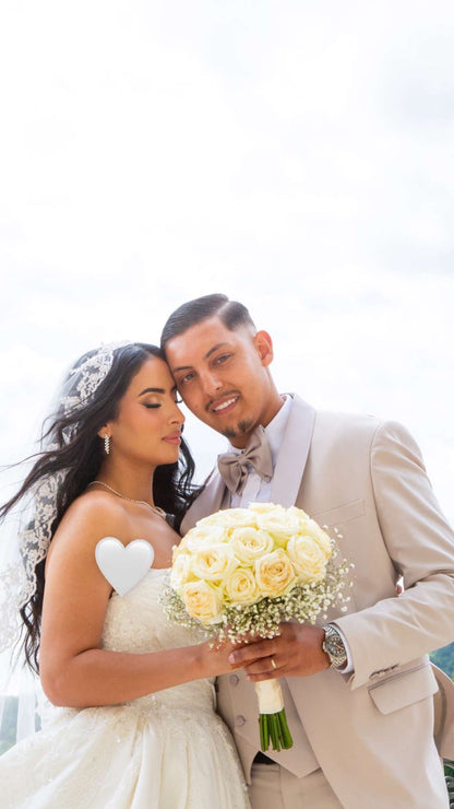 Bride: Bridal bouquet + boutonniere